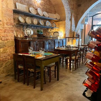 La Cantina di Spello - Inside - Italian Near Me - Spello, PG La Cantina di Spello - Inside - Italian Near Me - Spello, PG