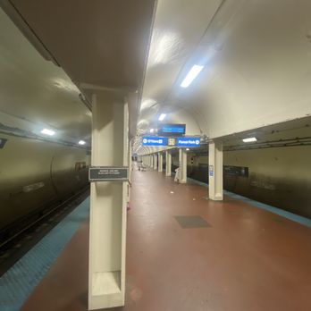CTA - Monroe Blue Line - What's not to love even late at night on a Saturday! Very nice! - Train Stations Near Me - Chicago, Illinois