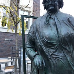 Mutter-Ey-Denkmal - Sehr genaue Darstellung der Mutter Ey. Very accurate representation of the Mother Ey.