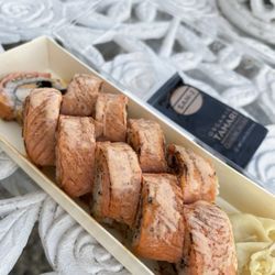 Erewhon - Seated wild salmon cut roll