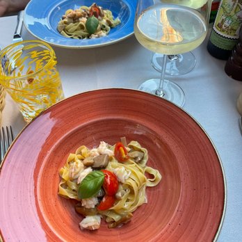 Vini da Pinto - Tagliatelle gamberi porcini  Shrimp with tomatoes and porcini mushrooms and home made pasta all seafood is fresh from the market - Italian Near Me - Venezia, VE