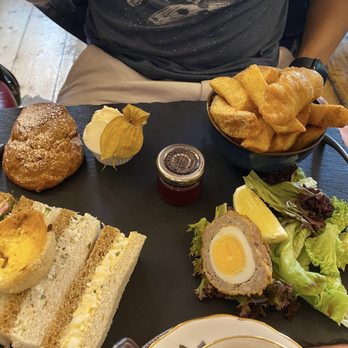 Richmond Tea Rooms - Tweedles tea set - Tea Rooms Near Me - Manchester, XGM Richmond Tea Rooms - Tweedles tea set - Tea Rooms Near Me - Manchester, XGM