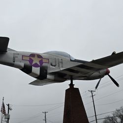 Veteran's Memorial Museum - Airplane on display outside