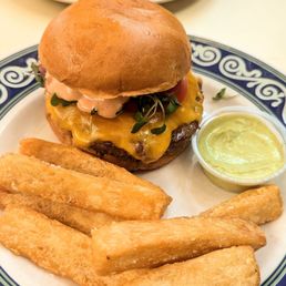 Americano burger with yucca fries Americano burger with yucca fries