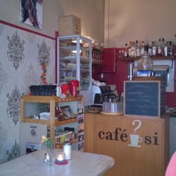 Café Bohne - Blick ins Geschehen: Dort lagern die Torten!