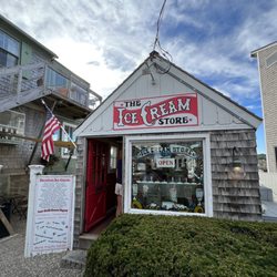 The Ice Cream Store - Less people when we got there but a line quickly formed behind us.