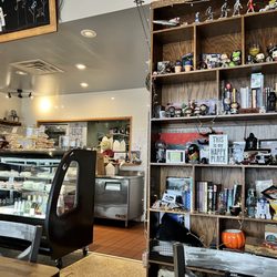 Ploughman's Deli & Cafe - Decor front