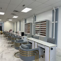 Lux Nails - Manicure stations