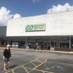 United Grocery Outlet - Front entry