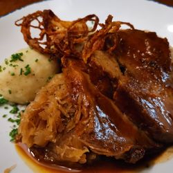 Bürgerliche Brauerei - Gebratene Schweine Schulter mit grschmortem Kraut und Knödeln.