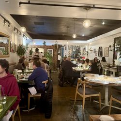 IL Nido - The cozy interior with a lively, happy crowd.