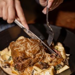 Iron Horse Tavern - Beef Shortrib Stroganoff
mushroom and spinach, pappardelle, house gravy,
parmesan cheese