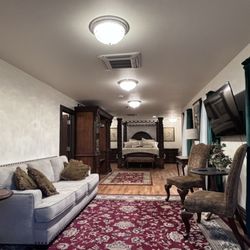 Casa Di Vite International Wine Café and Cuisine - Seating area and king size bed at the Hope loft suite