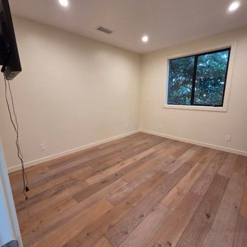 The Fix Peak - Oz masked the gray paint and painted both the walls and molding - General Contractors Near Me - Altadena, California The Fix Peak - Oz masked the gray paint and painted both the walls and molding - General Contractors Near Me - Altadena, California