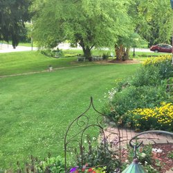 Historic Scanlan House Bed & Breakfast - Some of the Scanlan House gardens 2017 from patio of safari suite