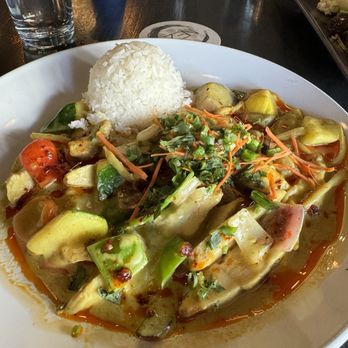 ZEN Kitchen & Bar - Coconut Curry with Chicken - Bars Near Me - Rchy, Florida ZEN Kitchen & Bar - Coconut Curry with Chicken - Bars Near Me - Rchy, Florida