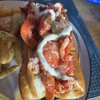 Monroe Bay Oysterette - Lobster roll - Seafood Near Me - Haymarket, Virginia Monroe Bay Oysterette - Lobster roll - Seafood Near Me - Haymarket, Virginia