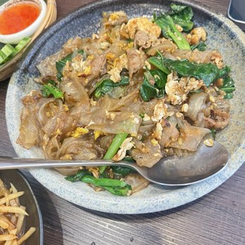 Zab Bite - Pad see ew with pork - Thai Near Me - Vancouver, British Columbia