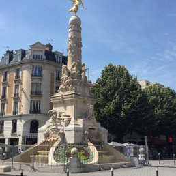 Plaza & Statue outside Le Tablier