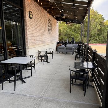OMG! Burger - Pearland - Outdoor patio - Burgers Near Me - Pearland, Texas