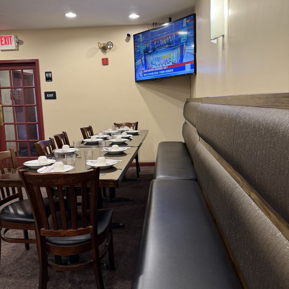 Red Pepper - Clean carpets (versus some restaurants that have oily musky smelling dirty floors) and TV showing beautiful parts of China. - Chinese Near Me - Worcester, Massachusetts Red Pepper - Clean carpets (versus some restaurants that have oily musky smelling dirty floors) and TV showing beautiful parts of China. - Chinese Near Me - Worcester, Massachusetts