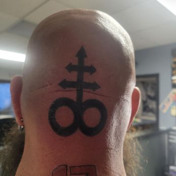 Frankie's Tatoo Parlor - THIS THE FUCK UP HE DID. CANT FOLLOW A SIMPLE PICTURE - Tattoo Near Me - Clearfield, Utah