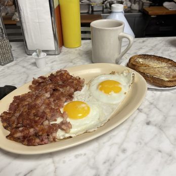 TNT's Snack Shop - Corned beef hash and eggs - Diners Near Me - Arlington Heights, Illinois