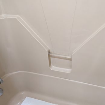 Quality Inn & Suites - Outdated bathroom - Hotels Near Me - Alma, Arkansas Quality Inn & Suites - Outdated bathroom - Hotels Near Me - Alma, Arkansas