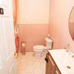 Aagh Lounge - Women's bathroom