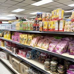 Binh Tay Oriental Market - Groceries shelves