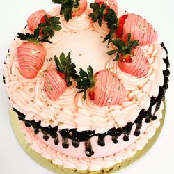 Caramela Food Boutique - Vanilla cake filled with dulce de leche and pecans. With chocolate frío and chocolate covered strawberries