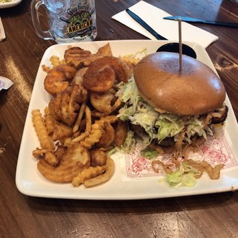 Guy Fieri's - Mac an cheese burger - American Near Me - Cancún, ROO