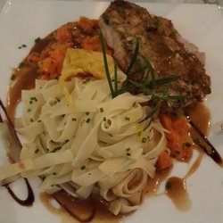 Restaurant 1a - Bandnudeln an Orangen-Karottengemüse und Schwein in Mandelkruste