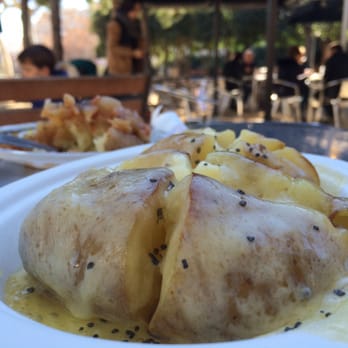 Aigua - Brava con salsa de queso - Mediterranean Near Me - Barcelona, B