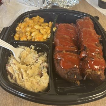 Sunshine Vegan Eats - Ribs, garlic mashed potatoes and Mac 'n cheese in a take-out container. - Vegan Near Me - Buffalo, New York