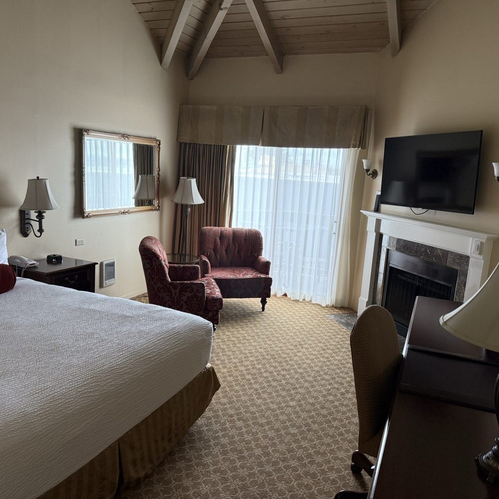 Victorian Inn - Room - Hotels Near Me - Monterey, California Victorian Inn - Room - Hotels Near Me - Monterey, California