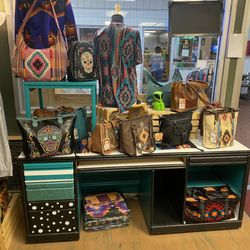 Best Of The West Gifts - A LARGE SELECTION OF PURSES
WRANGLER PURSES IN DIFFERENT STYLES AND PRICES