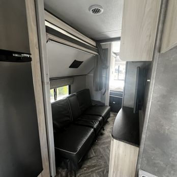 El Monte RV Rentals - Bunkbeds - RV Rental Near Me - Dublin, California