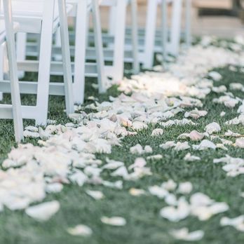 Bougie Twigs & Blooms - Aisle petals - Floral Designers Near Me
