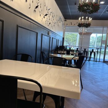 Vampire Penguin - Sitting area - Ice Cream & Frozen Yogurt Near Me - Palm Beach Gardens, Florida
