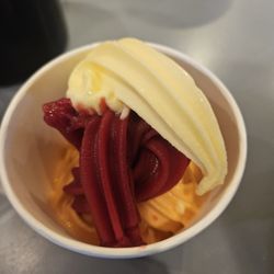 JanYo Frozen Yogurt - I love the dole pineapple