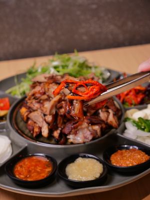 The One Jokbal 더 원 족발 by null