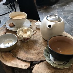 Jaune - Librairie & Café - Le petit thé / café de l'après-midi chez Jaune. What else?