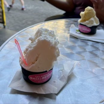 Gelateria Baci di Berna - Coconut lemon and passion fruit coconut gelato cups - Bern, BE Gelateria Baci di Berna - Coconut lemon and passion fruit coconut gelato cups - Bern, BE