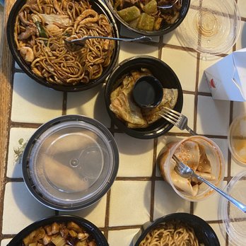 Dan Dan - Lo mein, Kung Pao Chicken, Dan Dan noodles, Wontons in Chili Oil, Scallion Pancakes, Spring Rolls - Szechuan Near Me - Philadelphia, Pennsylvania Dan Dan - Lo mein, Kung Pao Chicken, Dan Dan noodles, Wontons in Chili Oil, Scallion Pancakes, Spring Rolls - Szechuan Near Me - Philadelphia, Pennsylvania