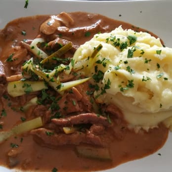 Huber's - Rinderstreifen Gulasch mit Erdäpfel Püree. - Wine Bars Near Me - Vienna, 9 Huber's - Rinderstreifen Gulasch mit Erdäpfel Püree. - Wine Bars Near Me - Vienna, 9
