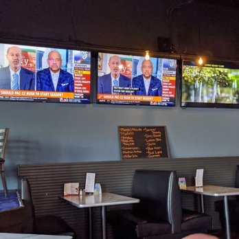 Joey B's Public House - the tvs on the wall - New American Near Me - Sterling Heights, Michigan