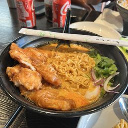 Bangkok noodles with crispy chicken my favorite! Bangkok noodles with crispy chicken my favorite!