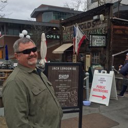 Visit Oakland - Bout to go in the first of two bars on the Jack London Square Beer Walk. #HintofPrentious