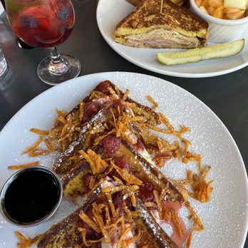 Tavern On The Point - Cocktail Bars Near Me - Chicago, Illinois